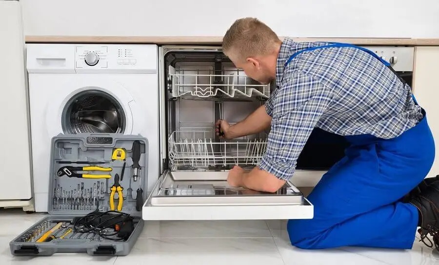 Evren Toshiba servisi teknisyen ekibi beyaz eşya tamiri yaparken
